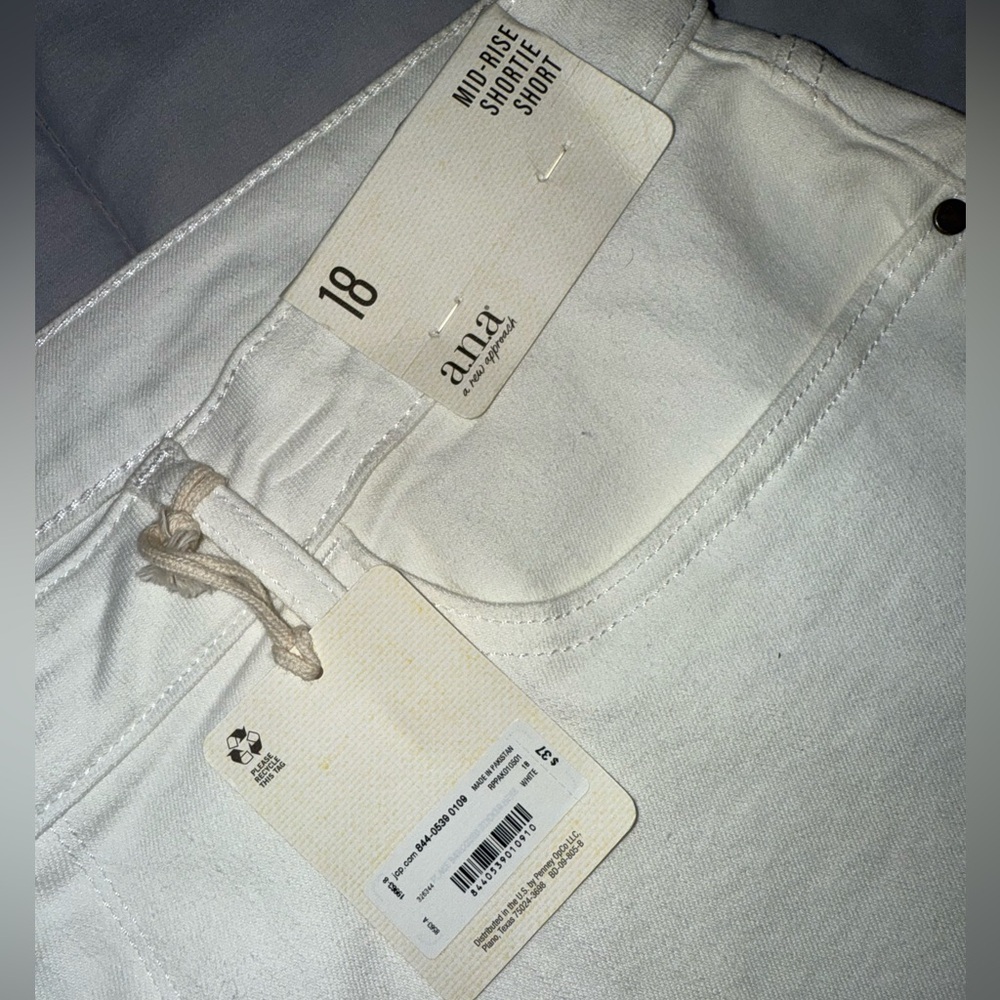 a.n.a Women's White Jean Shorts Size 18 - Picture 4 of 4